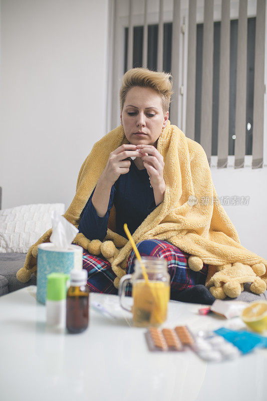 生病的女人感冒了女人感冒了打喷嚏到组织中。头疼病毒