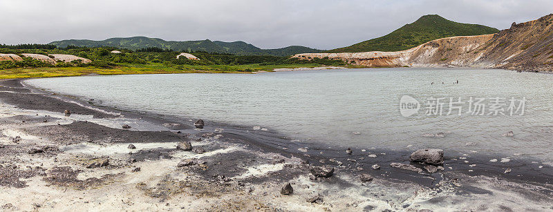 俄罗斯国后岛戈洛夫宁火山火山口的湖泊