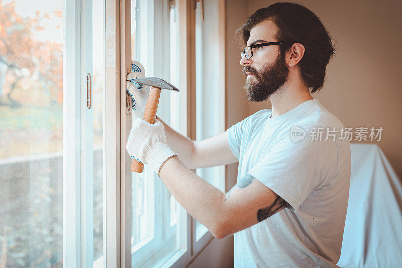 年轻人用工作工具装修房子