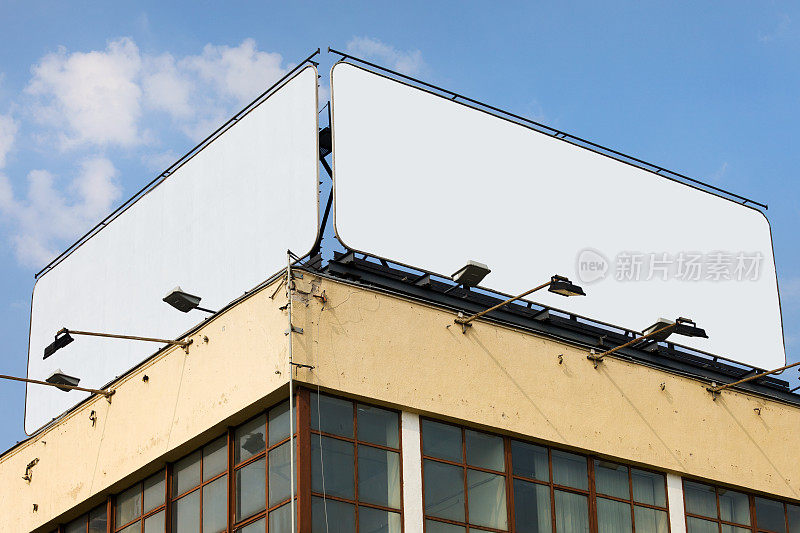 建筑屋顶上的两块空白广告牌