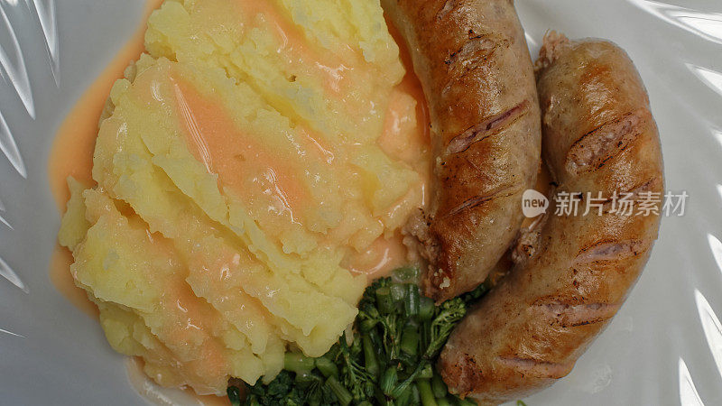 传统的英国菜。香肠和土豆泥