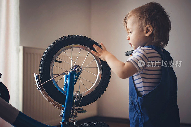 婴儿修理自行车