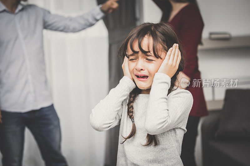 父母吵架时小女孩哭了。闭上耳朵，5-10岁，复古的声音。