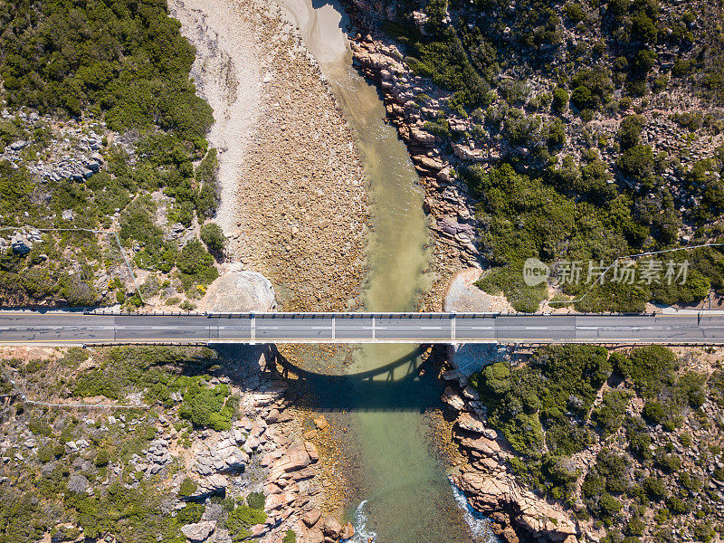 一座横跨沿海河流的桥