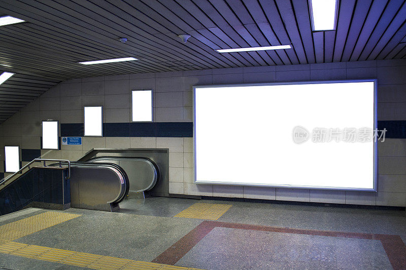 地铁自动扶梯旁的空白广告牌对你的广告很有用
