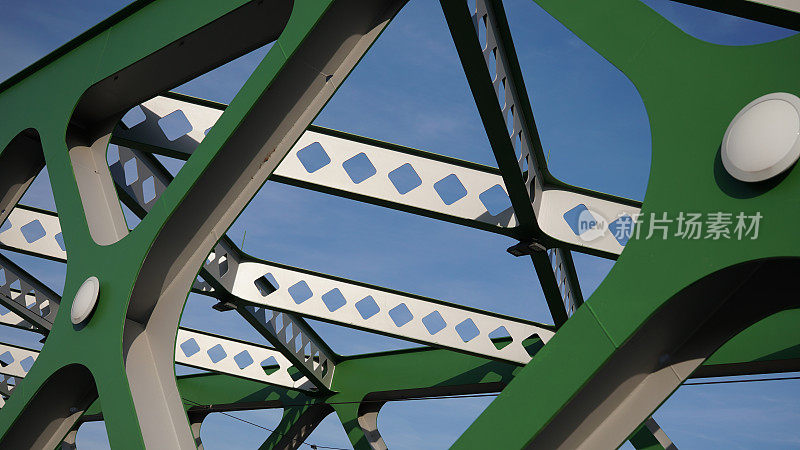 抽象的金属结构。斯洛伐克布拉迪斯拉发金属绿桥的细节。工业建筑。