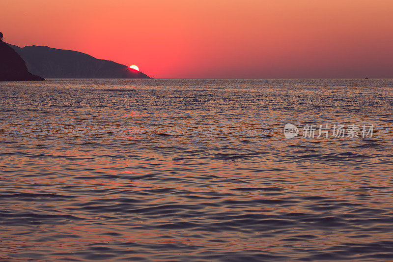 美丽的日落在海上。Myrtos海滩。美丽的海景。迷人的海景。