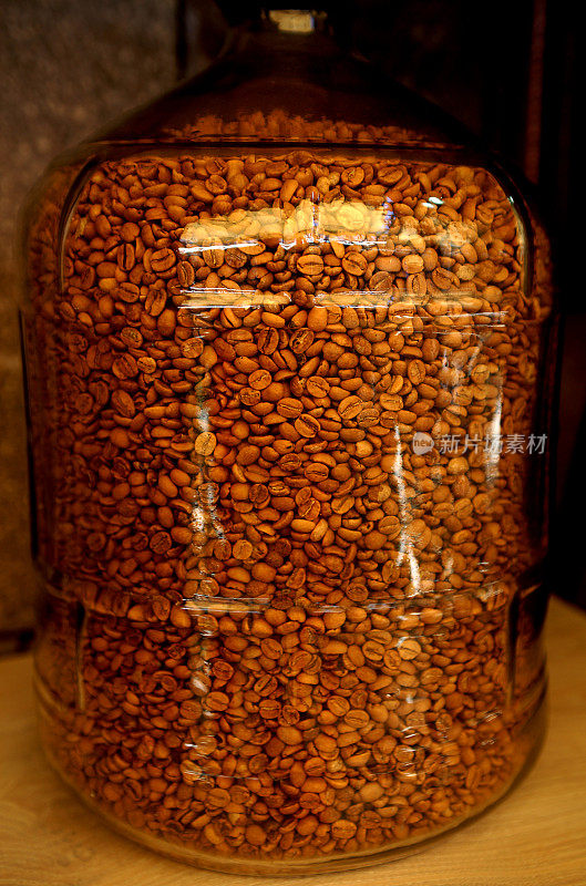 一瓶生咖啡豆
