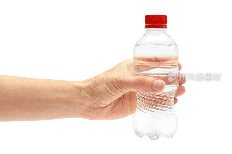 女性手里拿着装在塑料瓶里的干净淡水。在白色背景上隔离