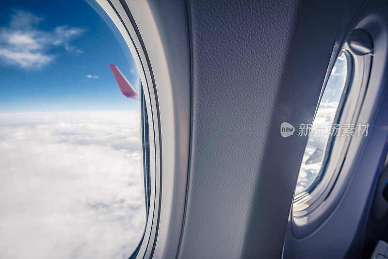 从飞机窗口看出去的景色