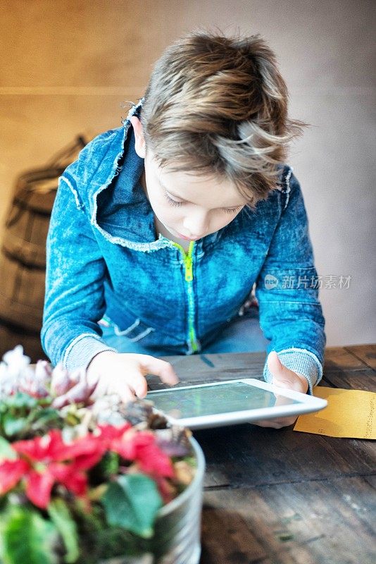 儿童使用数字平板电脑