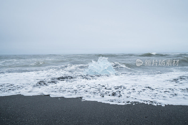 著名的黑沙滩，冰岛Jokulsarlon的钻石海滩