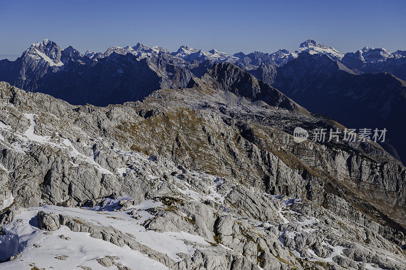 来自欧洲斯洛文尼亚滨海卡宁的朱利安阿尔卑斯山山景城