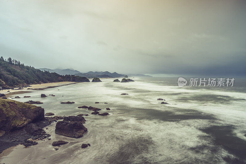 水冲刷岩石的风景