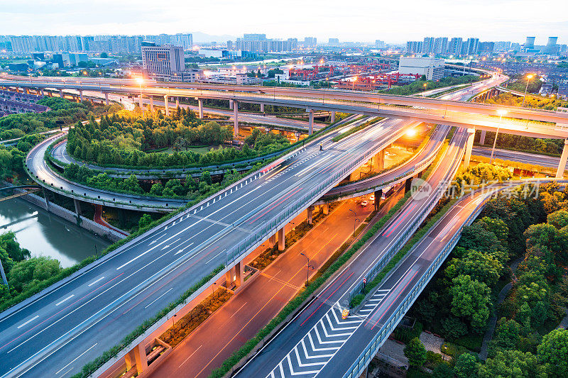 在现代城市的中城的道路交汇处的夜晚