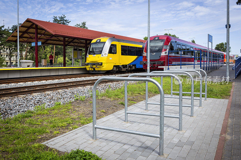 波兰赫尔火车站的现代火车