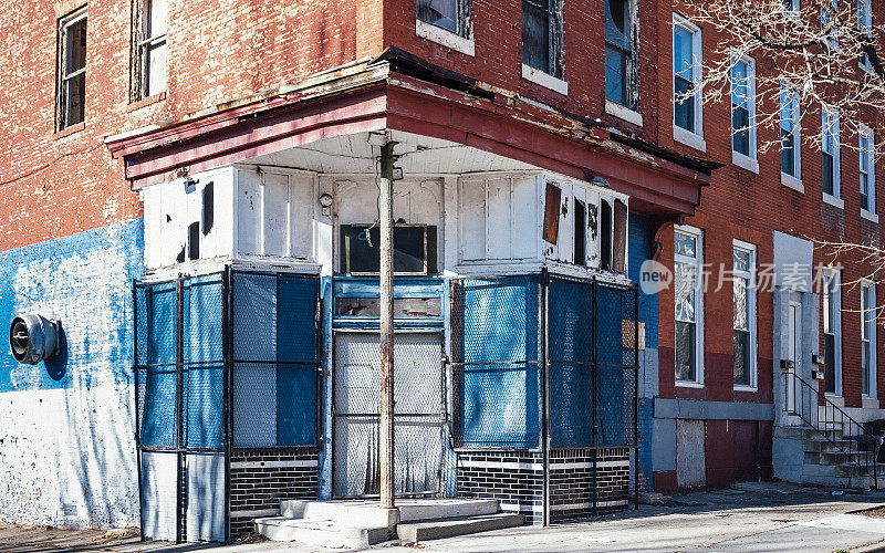 废弃的内城角落的商店在巴尔的摩，马里兰州。