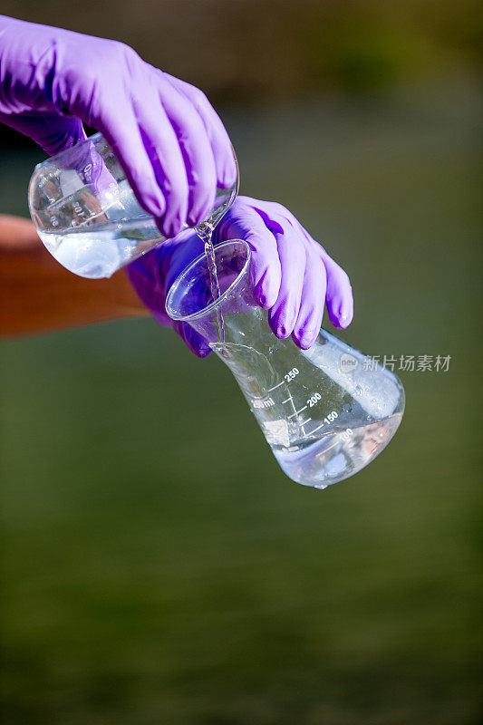 生态学家采集水样