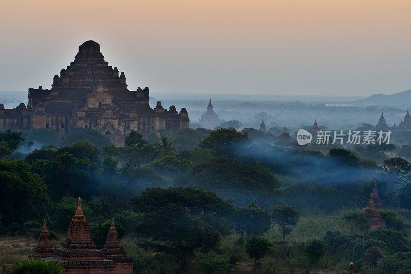 缅甸蒲甘晨雾中的寺庙和宝塔