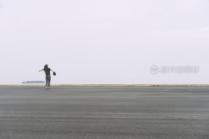 听音乐的女人对着天空