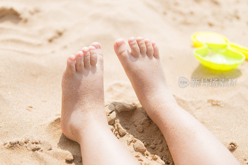 孩子的脚靠近海滩