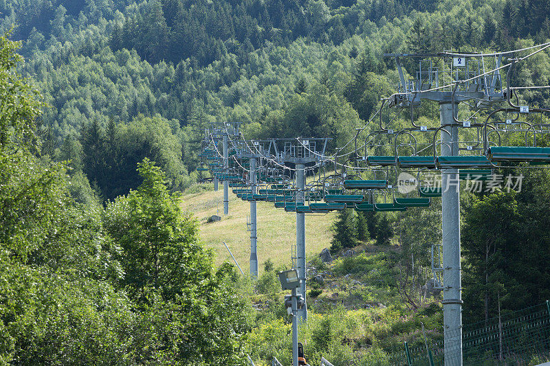法国阿尔卑斯山的椅子、升降椅、电缆和支撑塔架
