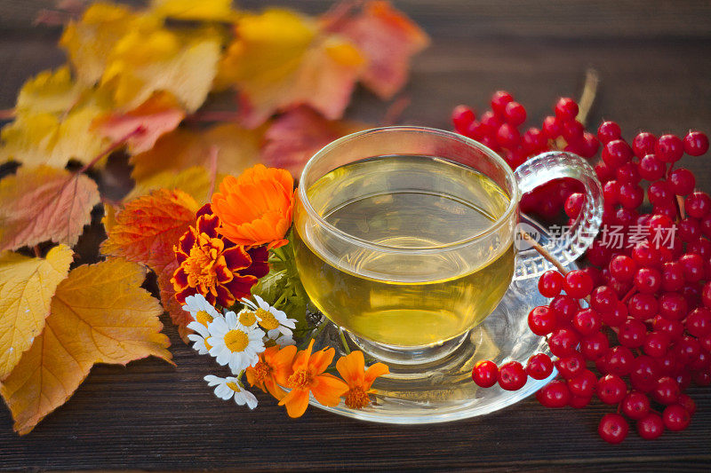 桌上漂亮的玻璃碗里盛着美味的秋茶