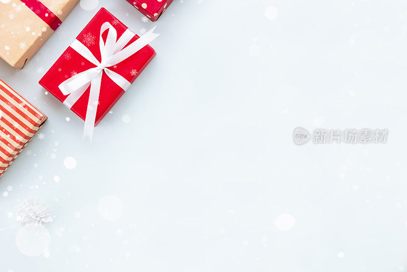圣诞和新年节日礼盒浅蓝色背景，创意边框设计