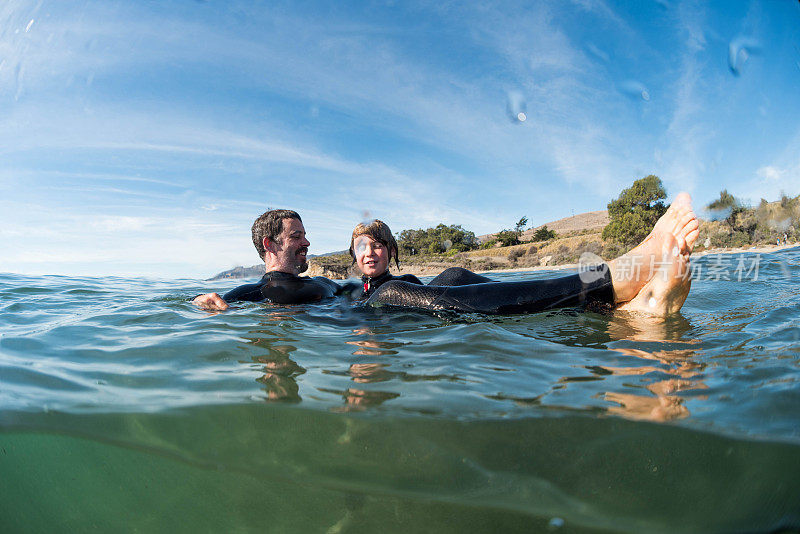 父亲和儿子在加利福尼亚海洋的水下玩耍