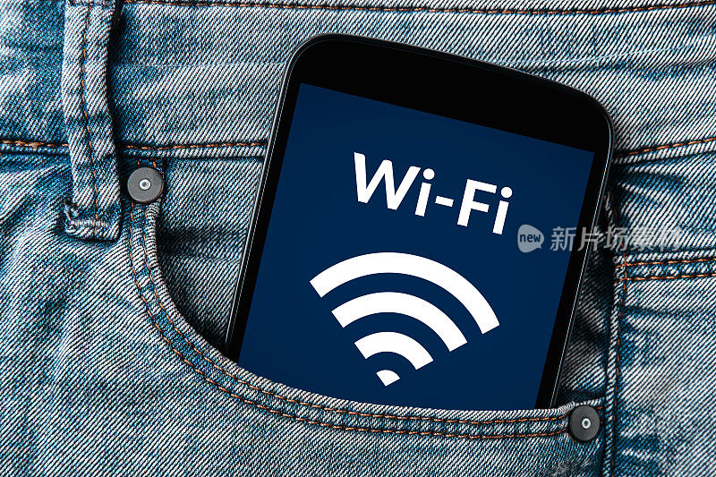 牛仔裤口袋里的智能手机屏幕上的免费wifi概念