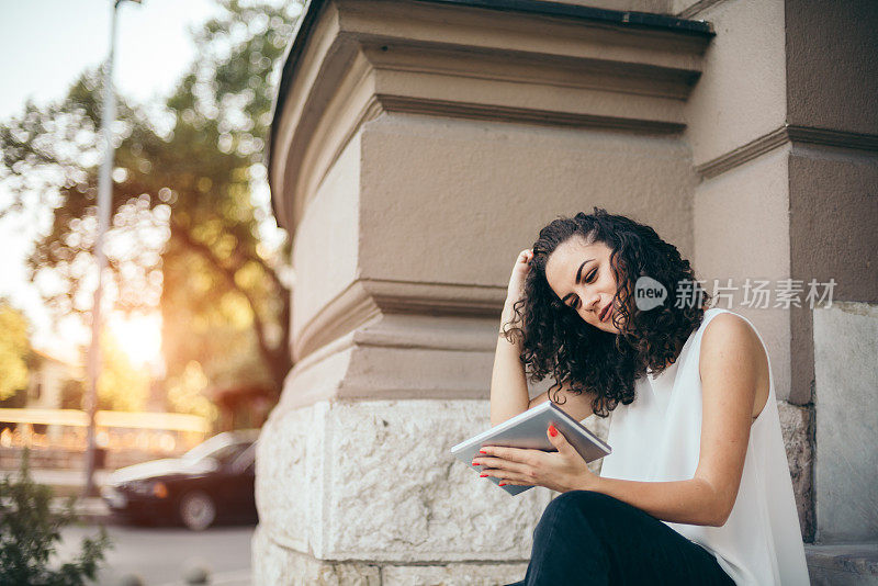 年轻女子用触控板在城里学习