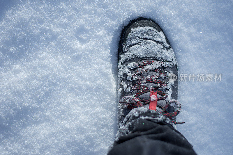 冬天在雪地里穿靴子