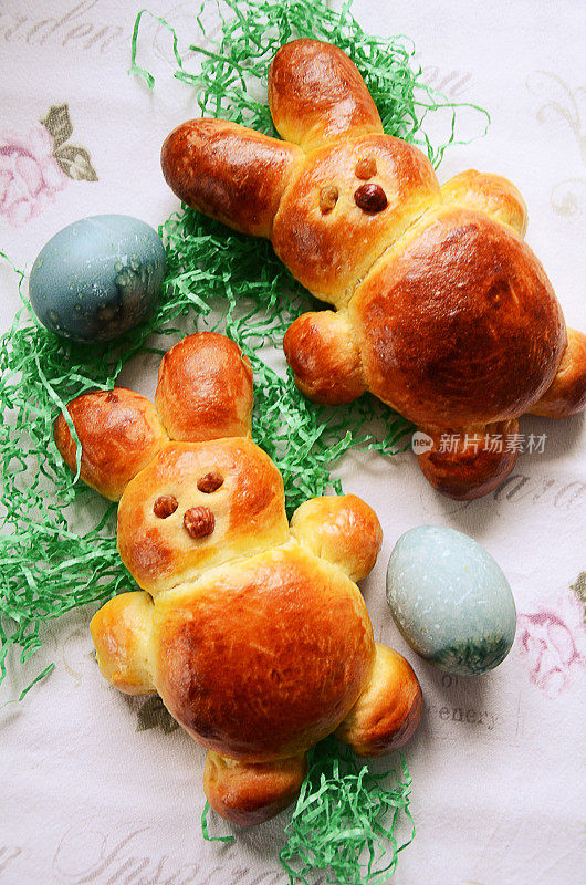 两个生面团兔子在瑞士传统烘烤复活节假期
