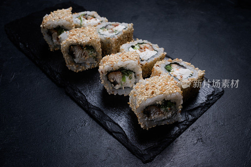 日本料理芝麻鳗鱼寿司卷