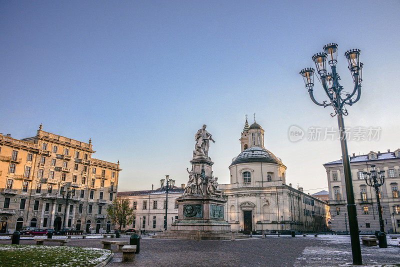 教堂和自由女神像的广角意大利，都灵