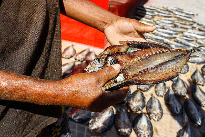 渔民展示生鱼市场