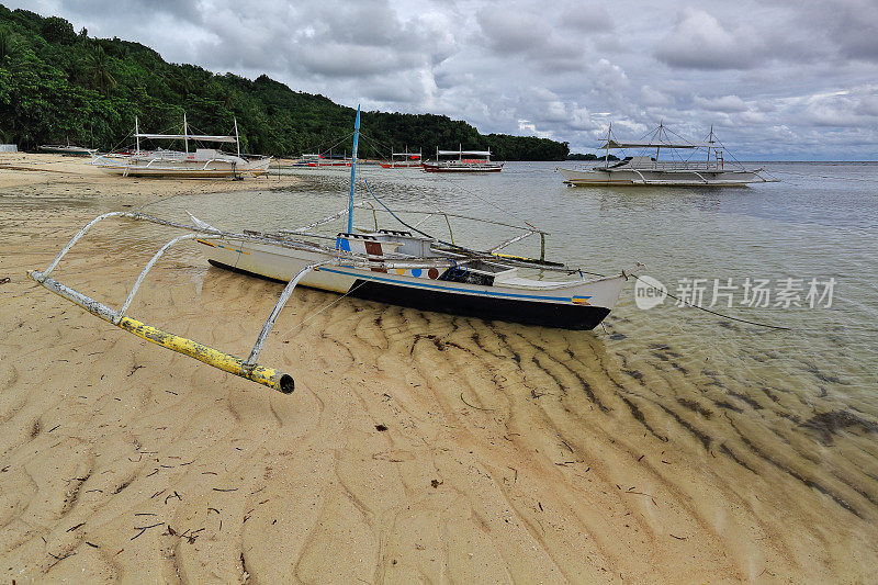 巴郎盖或邦加船搁浅在海滩上。蓬Ballo-Sipalay-Philippines。0326
