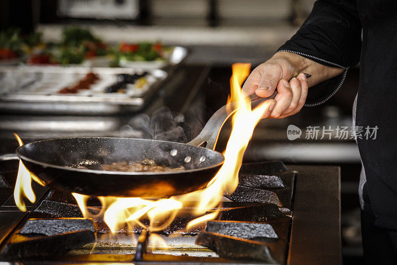 专业厨师烹饪火焰风格。