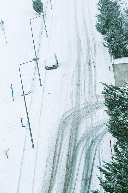 汽车轮胎痕迹在冬季暴风雪阿塔希尔伊斯坦布尔土耳其