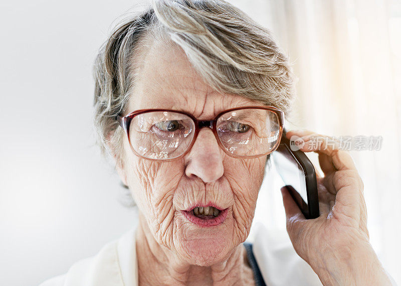 恼怒的老妇人用手机说话