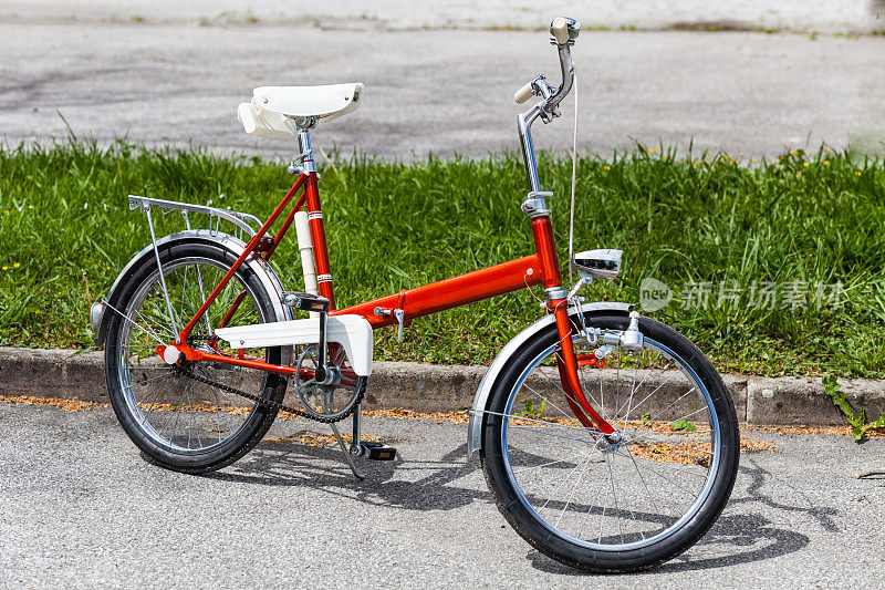 复古经典70年代红色折叠自行车在完美的条件