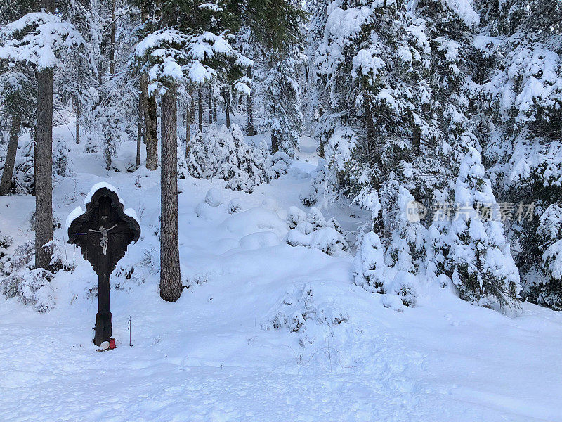 十字架在雪