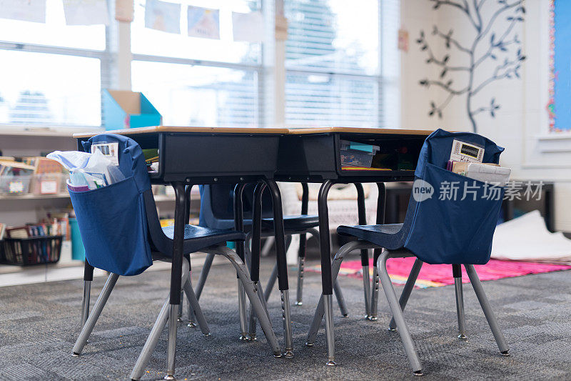空荡荡的小学教室里摆着课桌和椅子