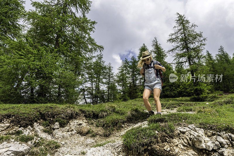 一位年轻的女性徒步旅行者在特伦塔，Primorska，欧洲斯洛文尼亚的山上行走