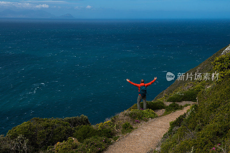 在南非开普敦附近美丽的海角岬徒步旅行