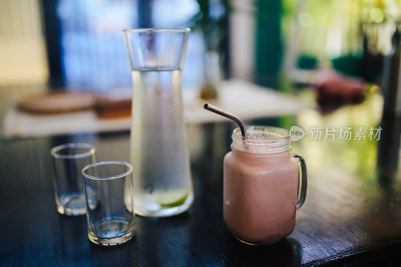 泰国一家咖啡馆的水果奶昔早餐