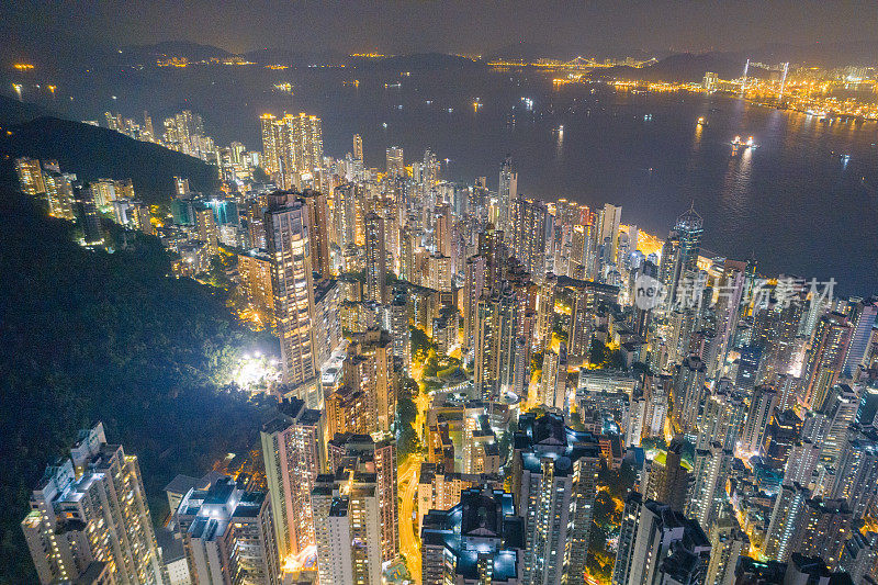 鸟瞰图的香港城市天际线和维多利亚港日落在中国