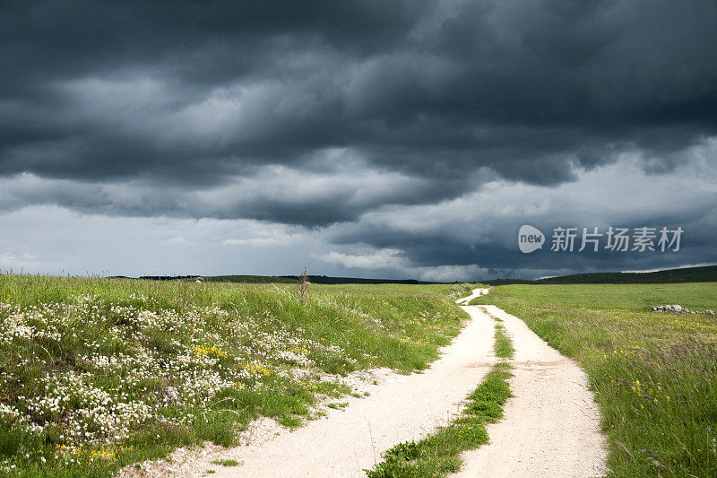 乡村的暴风雨天空