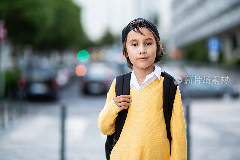 背着书包的小学生