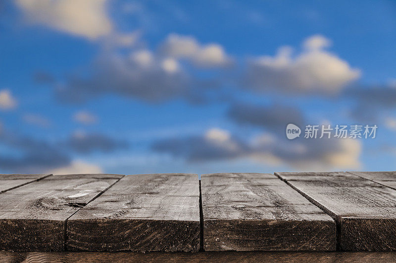 背景:空木桌与蓝天和云彩的背景